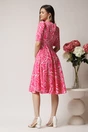 Rochie de zi din voal fucsia cu imprimeuri si floare in talie