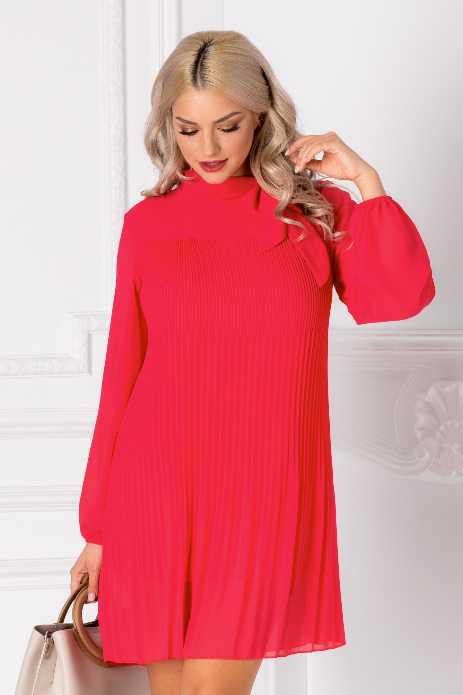 Rochie Derny fucsia plisata si funda la guler