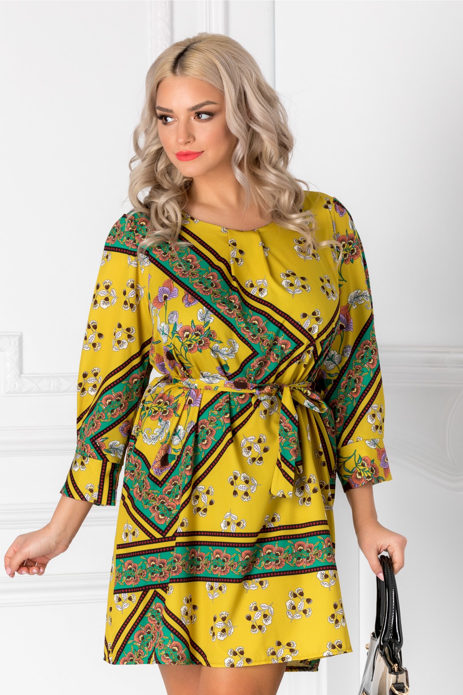 Rochie Didy vernil cu imprimeuri florale si cordon in talie