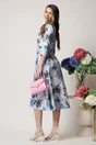 Rochie din stofa gri midi de zi cu imprimeuri florale albastre si decolteu