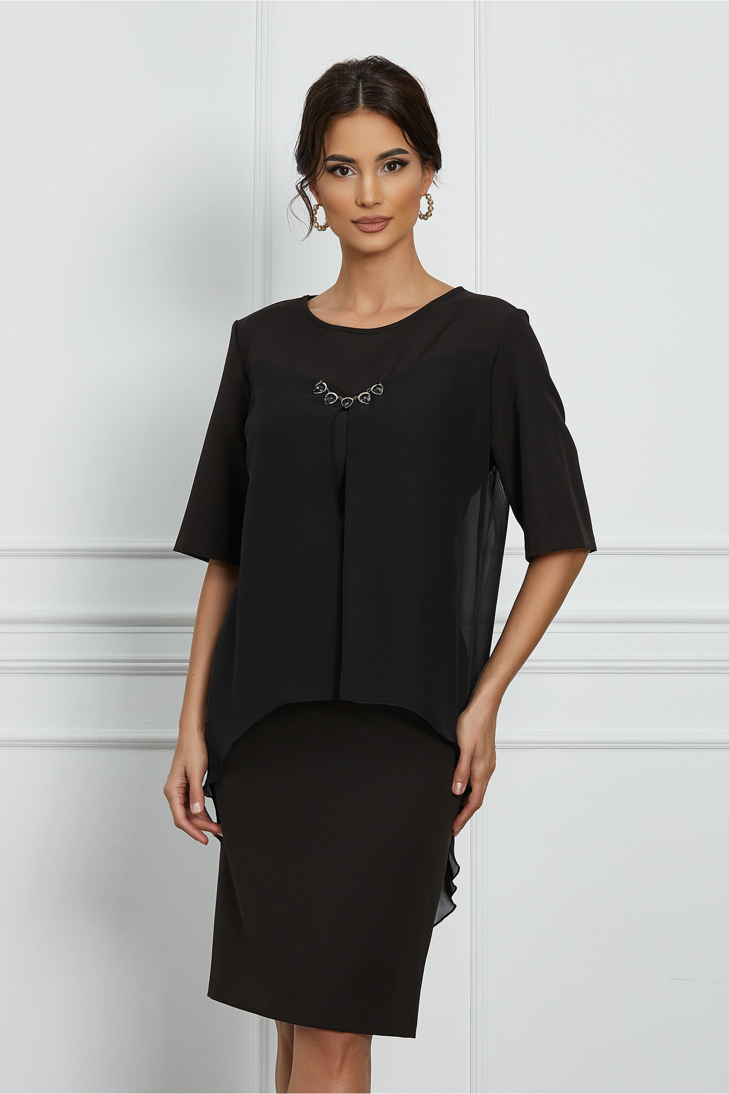 Rochie neagra cu aplicatie la bust - Rochii-Dama.ro