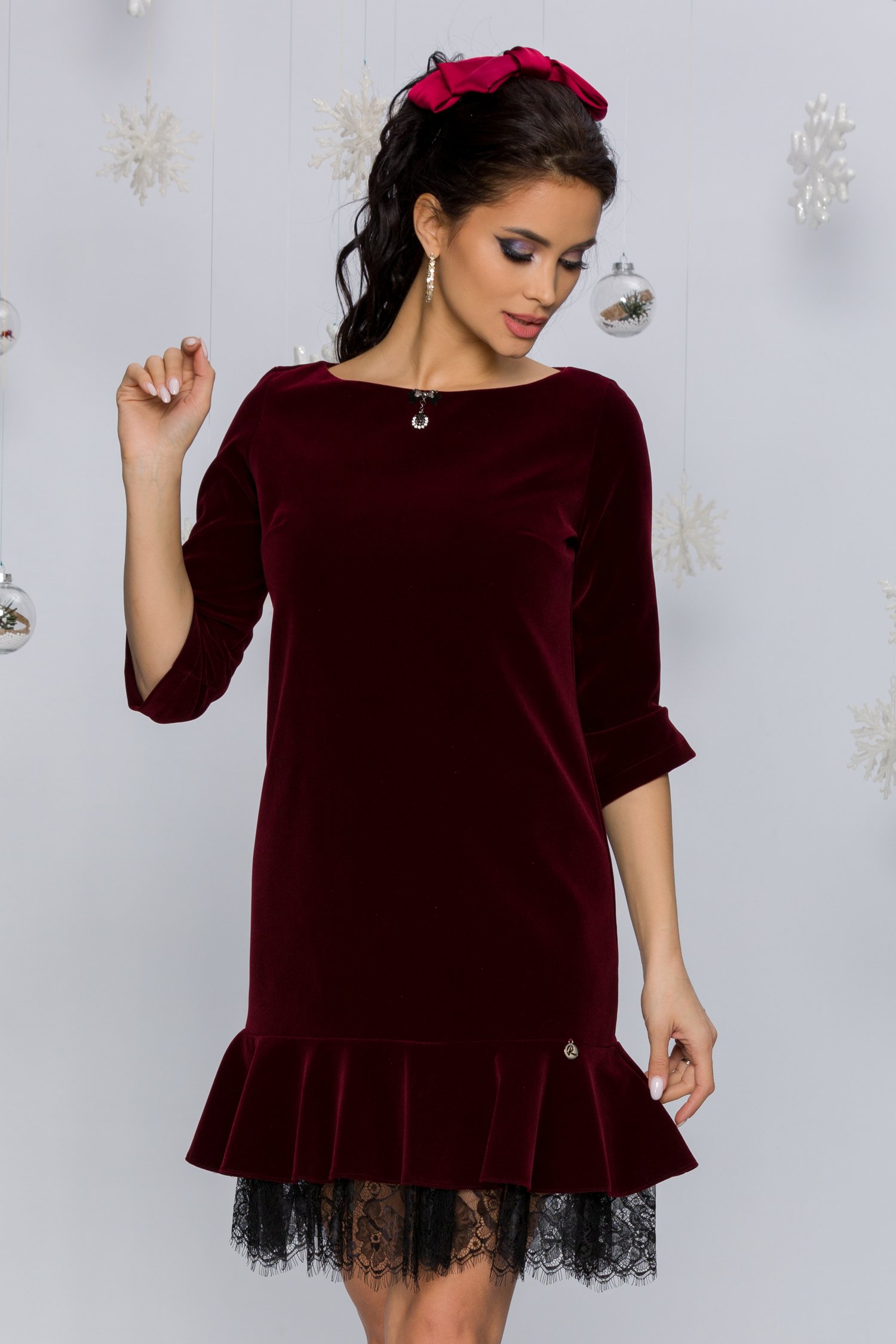 Rochie dorina bordo din catifea cu volan din dantela la baza