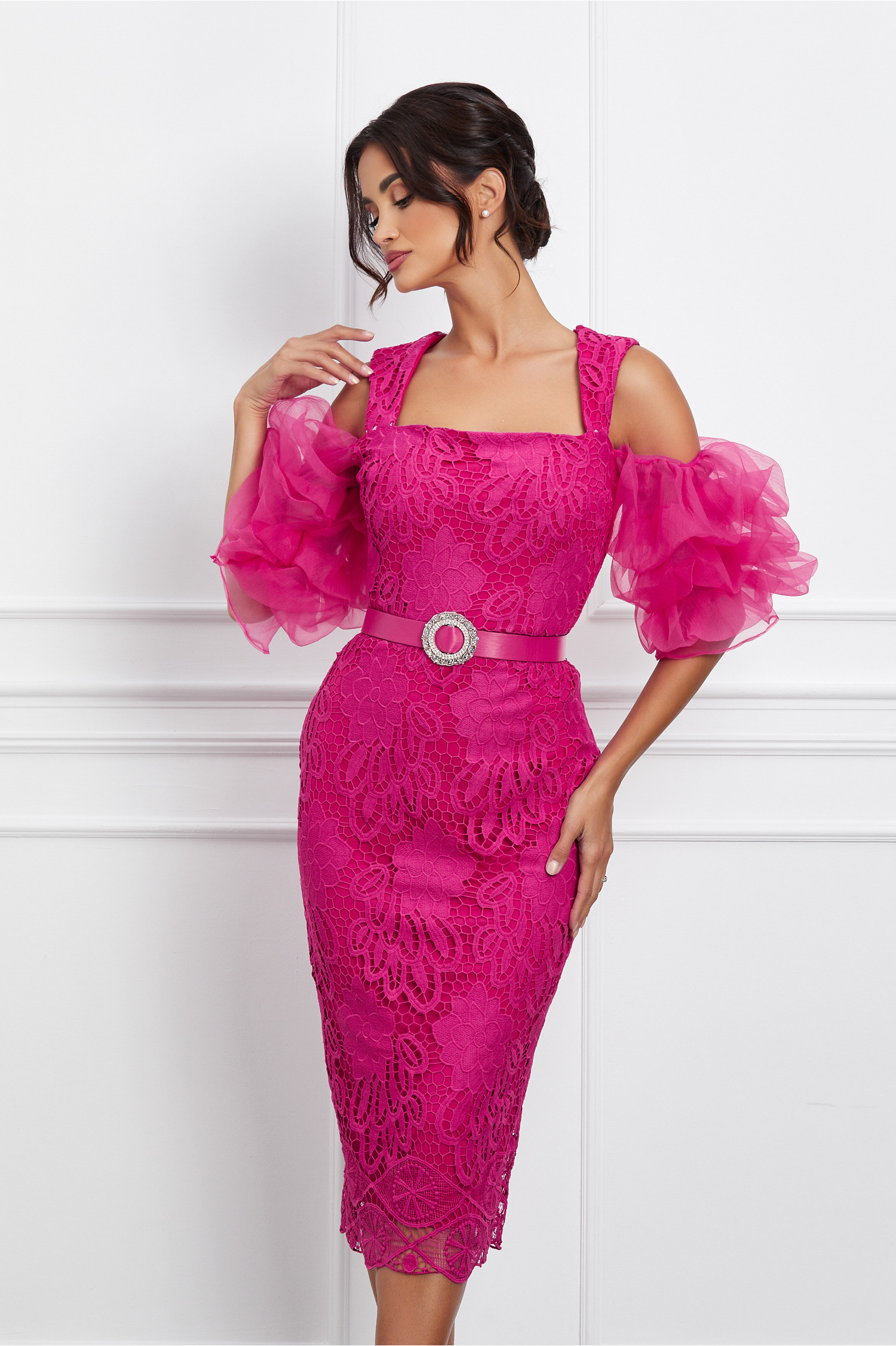 Rochie de ocazie Doris fucsia din dantela cu maneci din organza si curea in talie