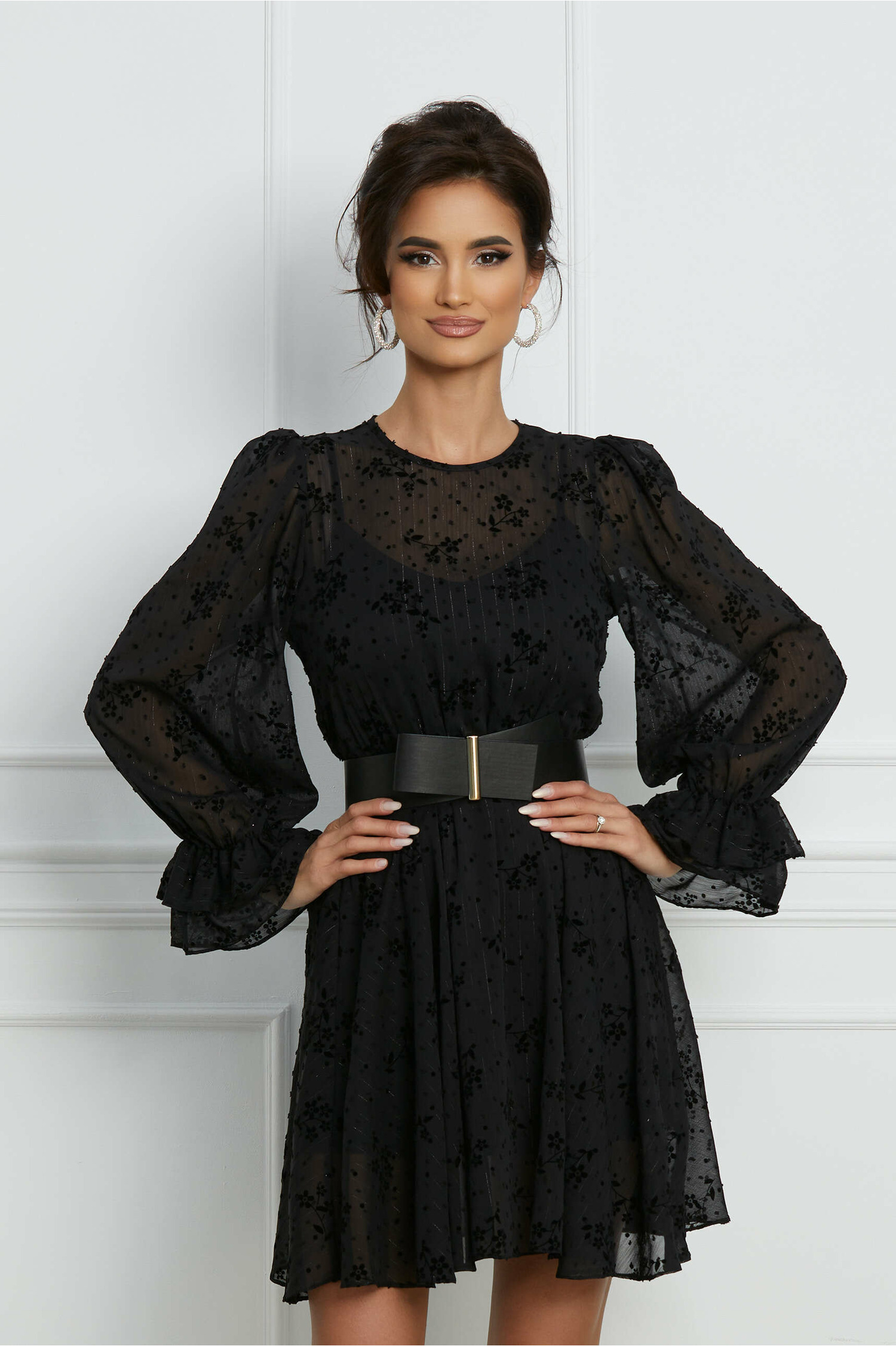 Rochie eleganta Doris neagra cu insertii florale catifelate si curea in talie