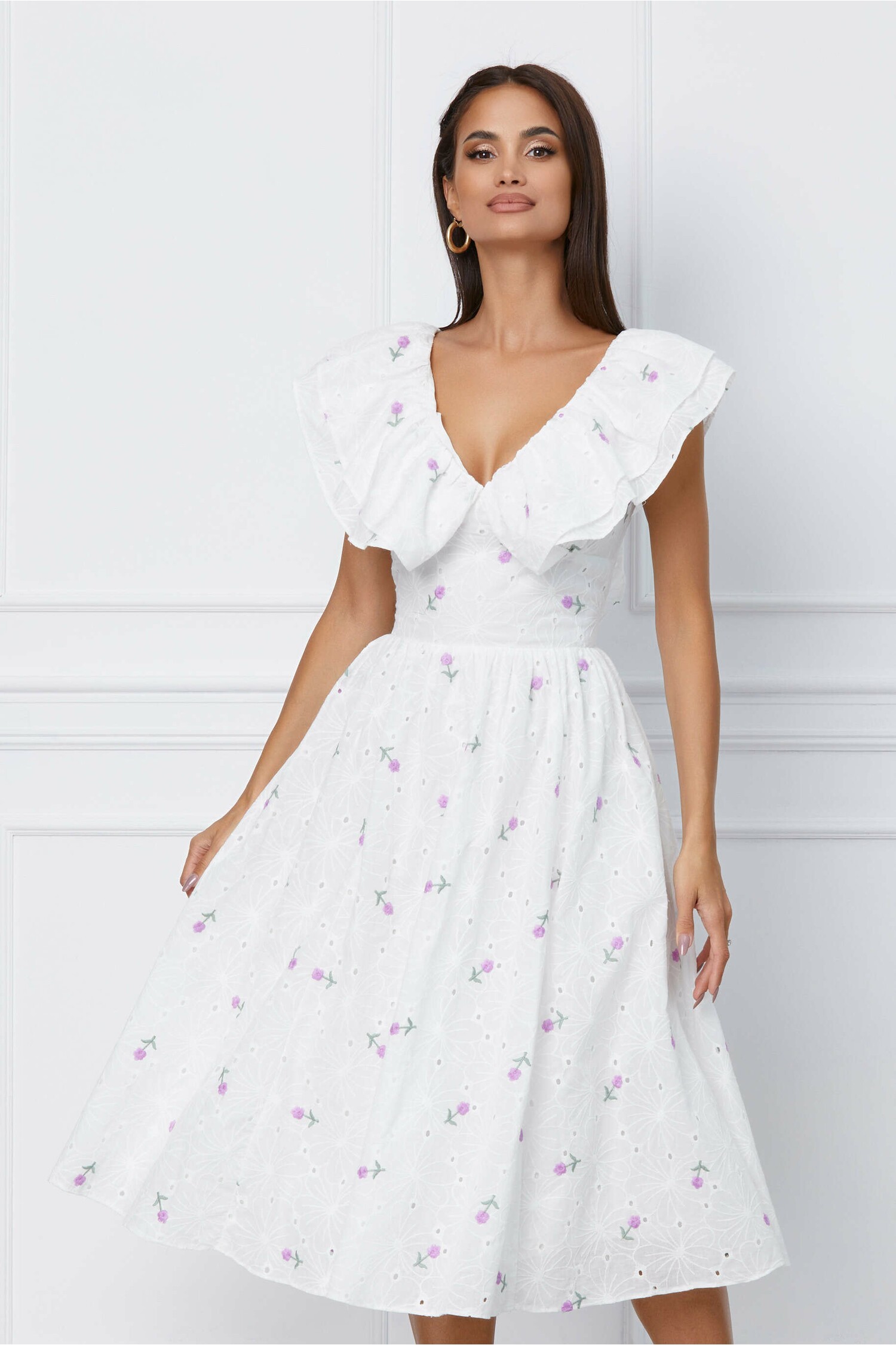 Rochie DY Fashion alba din ghipura cu flori lila si volane la bust