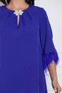 Rochie Dy Fashion albastra cu accesoriu la decolteu si pene la maneci