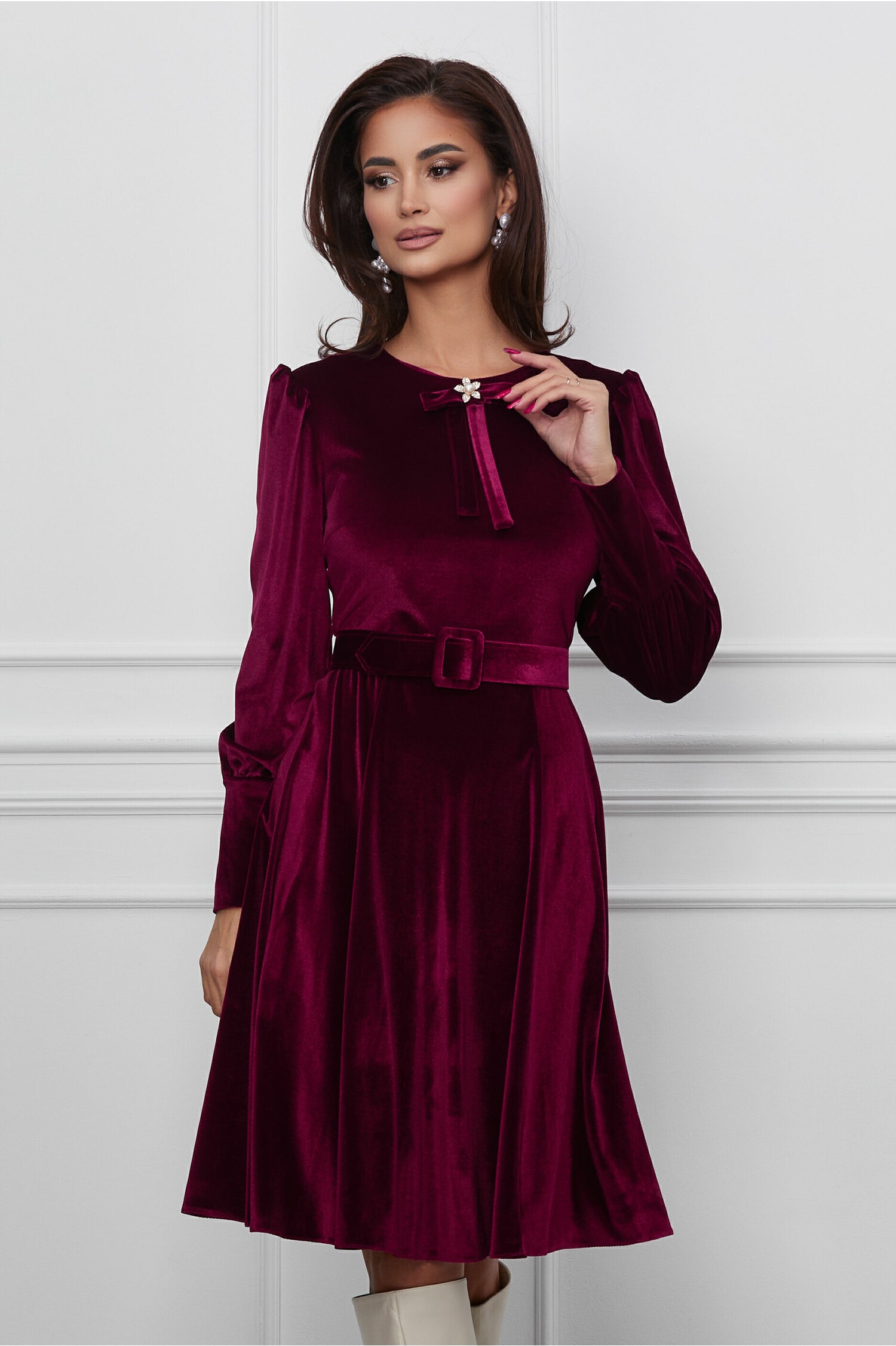 Rochie Dy Fashion bordo din catifea cu funda la bust si curea in talie