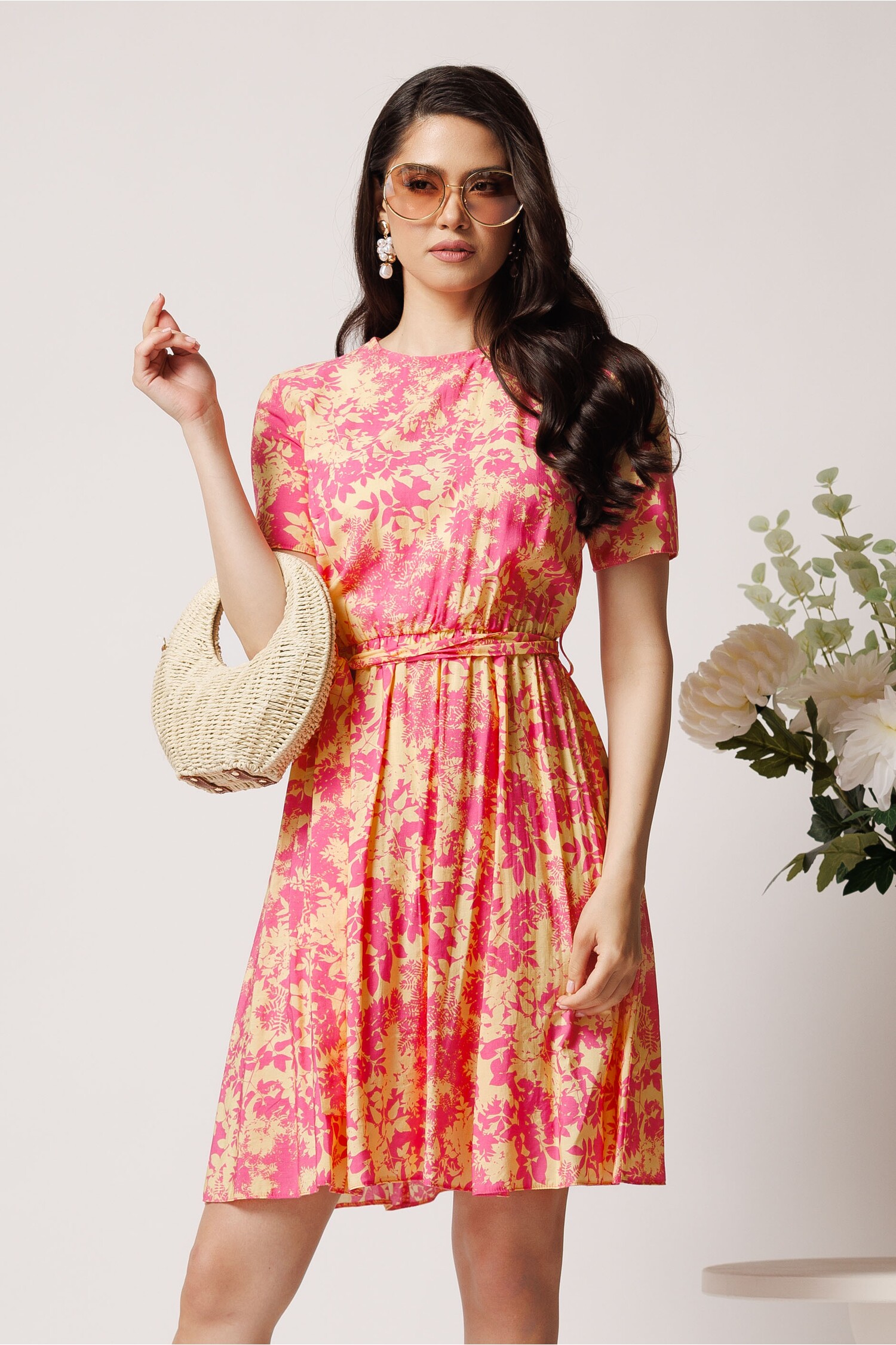 Rochie DY Fashion din viscoza roz cu imprimeu galben si cordon in talie