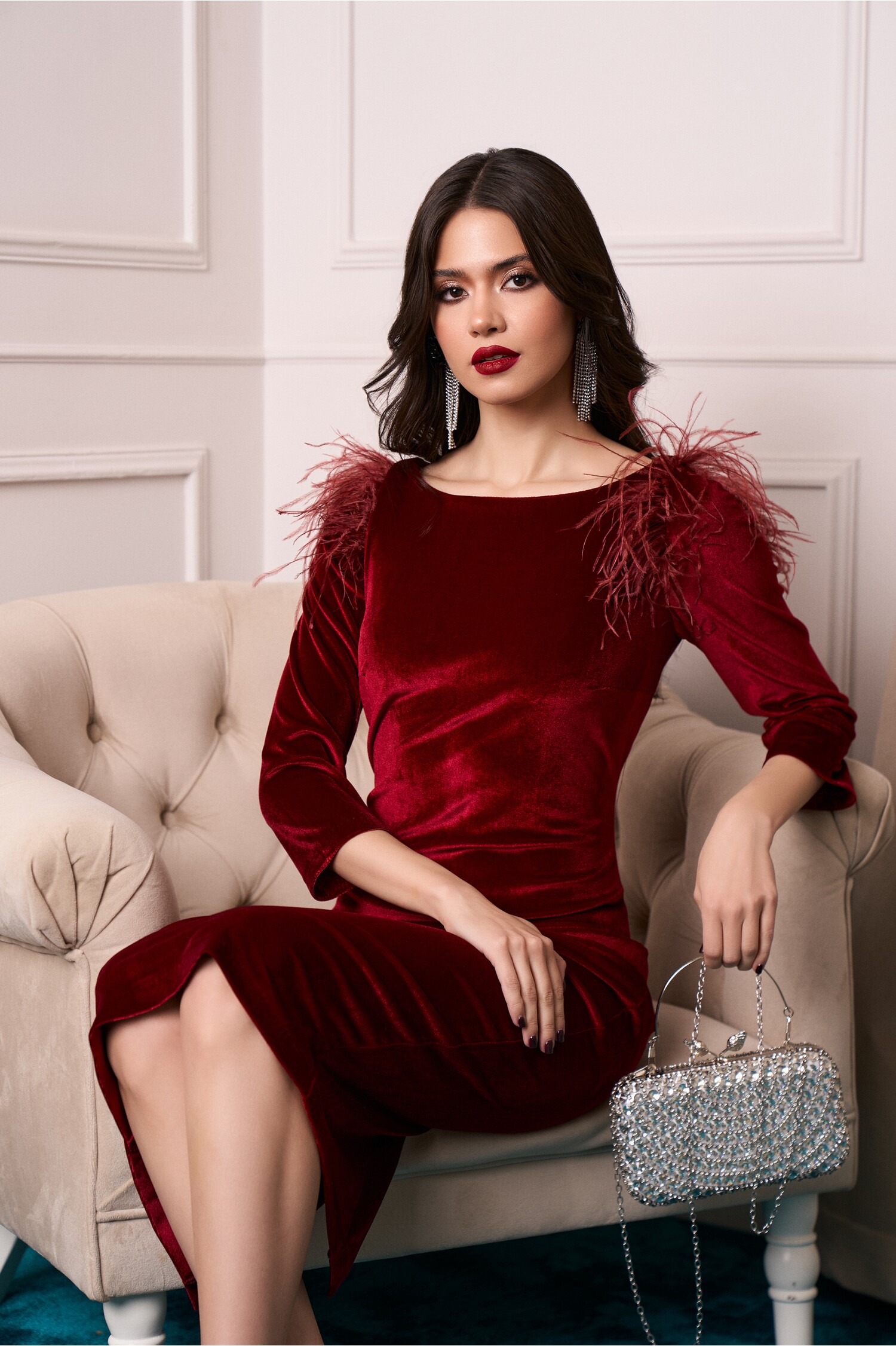 Rochie DY Fashion eleganta din catifea burgundy cu pene la umeri