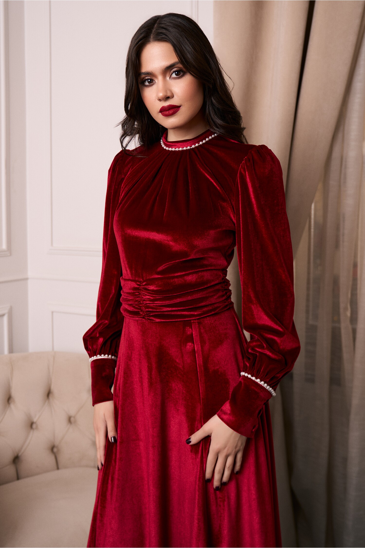 Rochie DY Fashion eleganta din catifea burgundy cu perle la guler si mansete