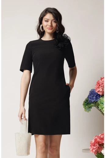 Rochie DY Fashion eleganta din stofa neagra cu floare maxi pe umar