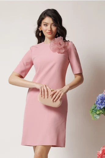 Rochie DY Fashion eleganta din stofa roz cu floare maxi pe umar