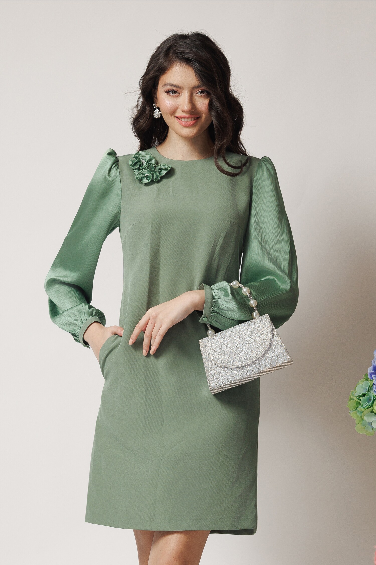 Rochie DY Fashion eleganta din stofa verde fistic cu maneci din voal si flori pe bust