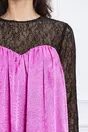 Rochie Dy Fashion fucsia din satin cu dantela si pene la maneci