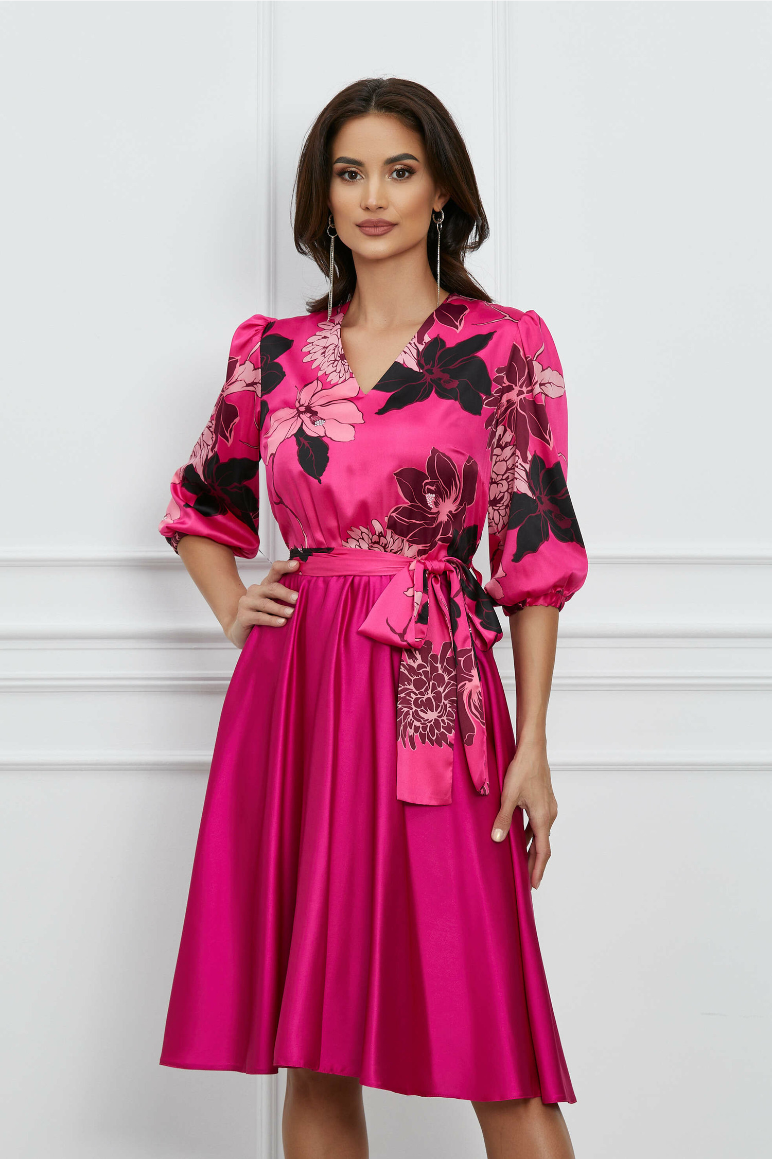 Rochie fucsia din satin cu imprimeu la bust