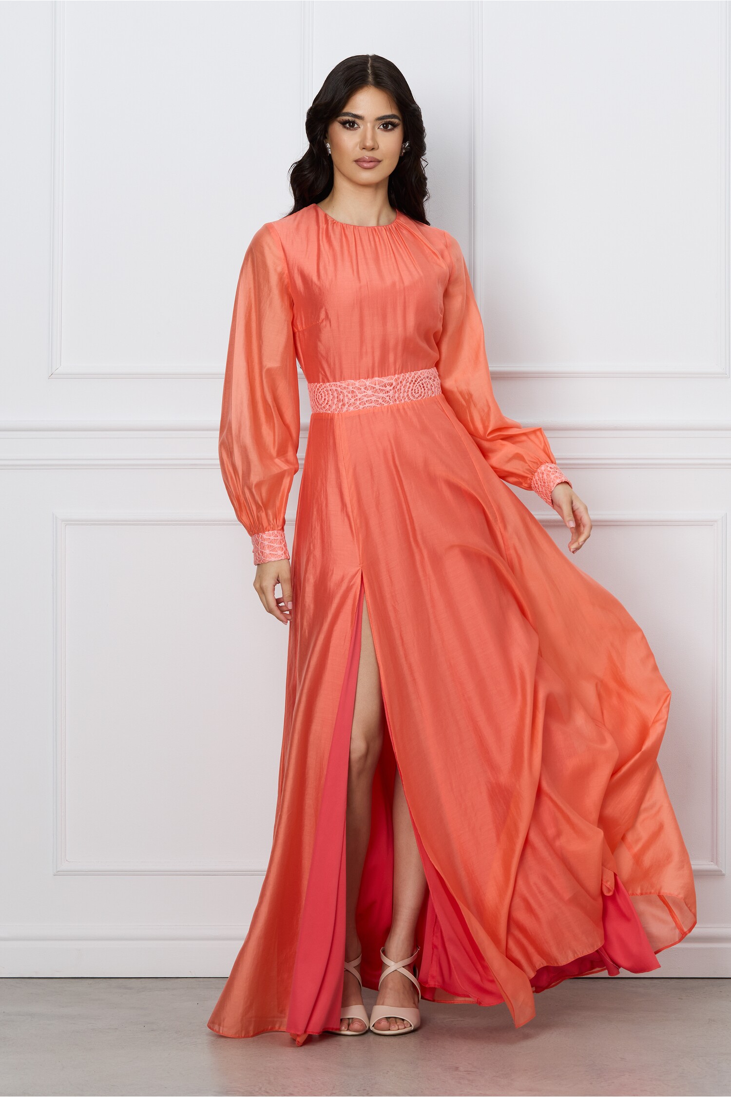 Rochie lunga peach cu dantela in talie - Rochii-Dama.ro