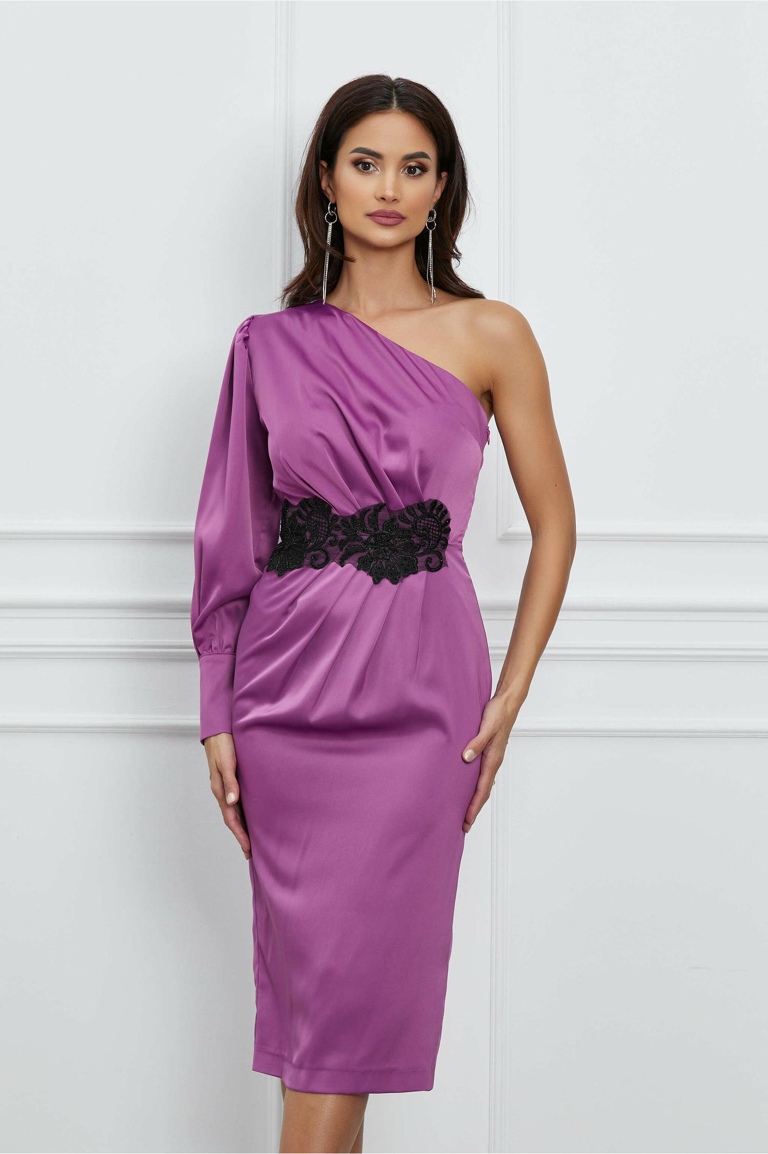 Rochie de ocazie magenta din satin cu broderie in talie