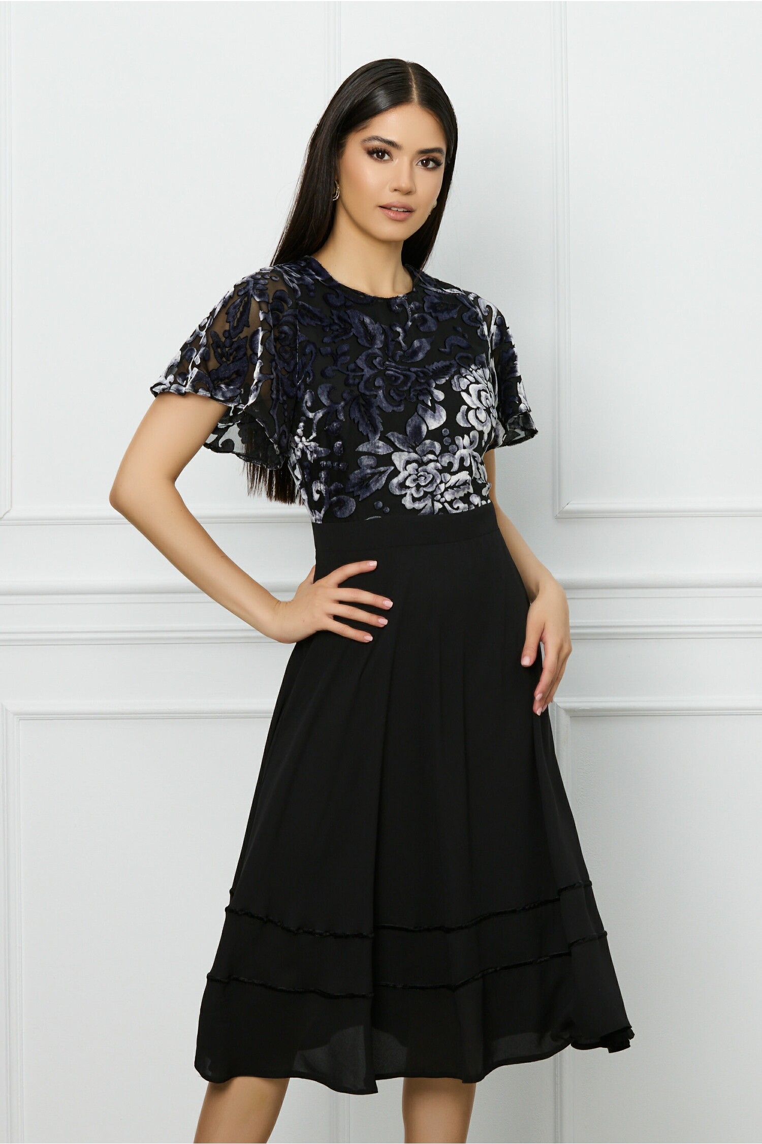 Rochie neagra cu insertii din catifea argintie la bust - Rochii-Dama.ro