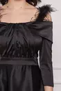 Rochie Dy Fashion neagra cu pene la umeri si pliuri pe bust