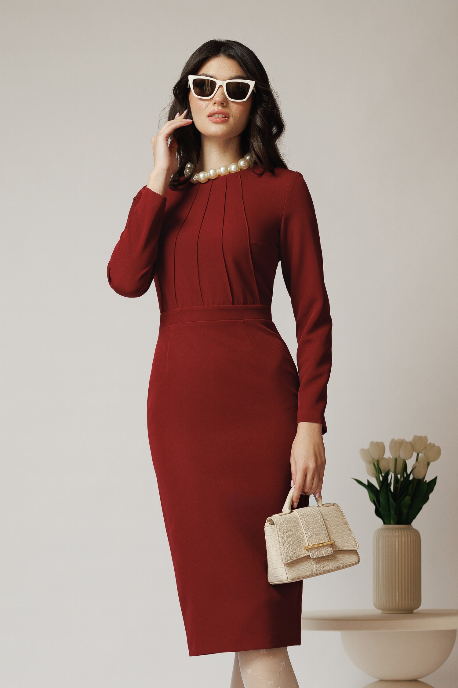 Rochie DY Fashion office din stofa bordo cu detalii cusute pe bust