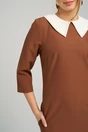 Rochie DY Fashion office din stofa maro cu guler alb