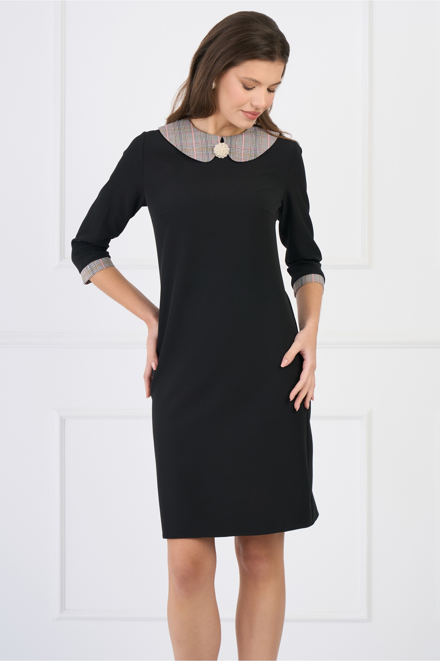 Rochie DY Fashion office din stofa neagra cu carouri pe guler