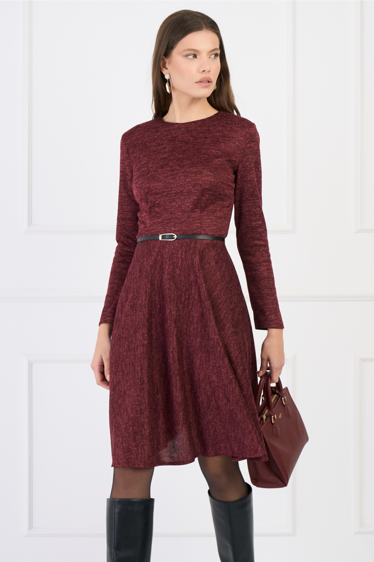 Rochie office din tricot bordo cu croi clos si curea in talie