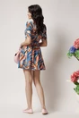 Rochie DY Fashion scurta de zi din triplu voal albastra cu imprimeu orange si curea in talie