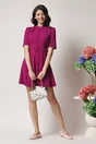 Rochie DY Fashion scurta de zi din triplu voal magenta cu nasturi la bust si curea in talie