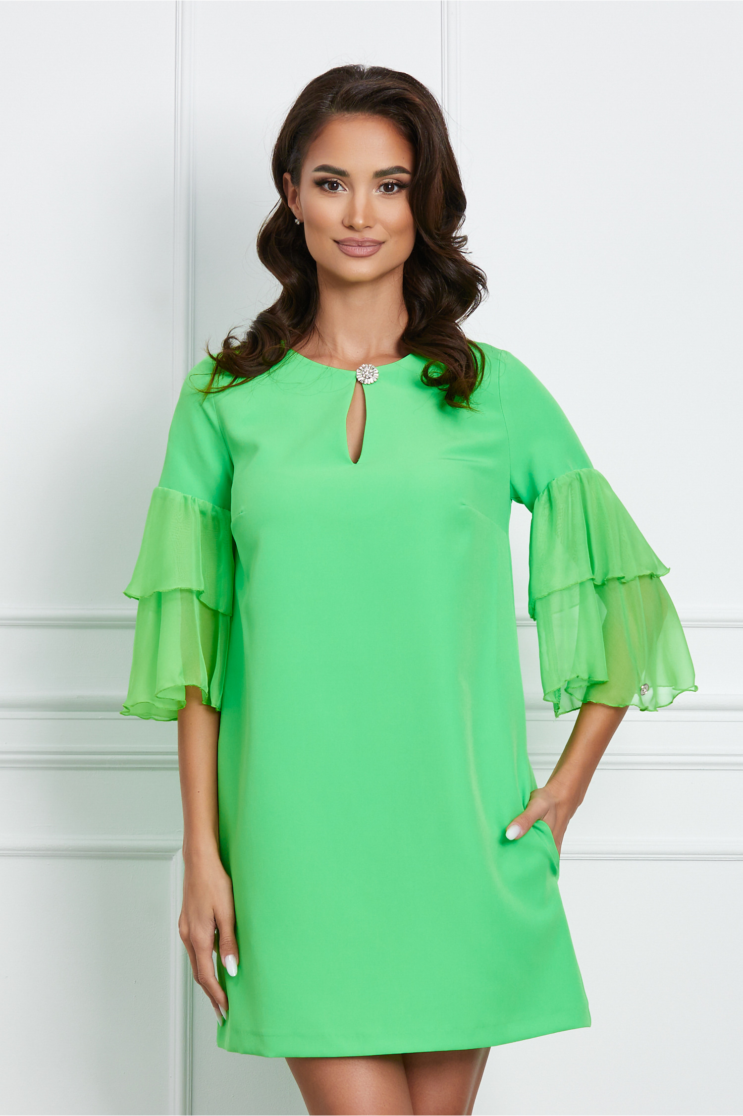 Rochie de ocazie verde crud scurta cu maneci din voal