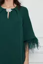 Rochie Dy Fashion verde cu accesoriu la decolteu si pene la maneci