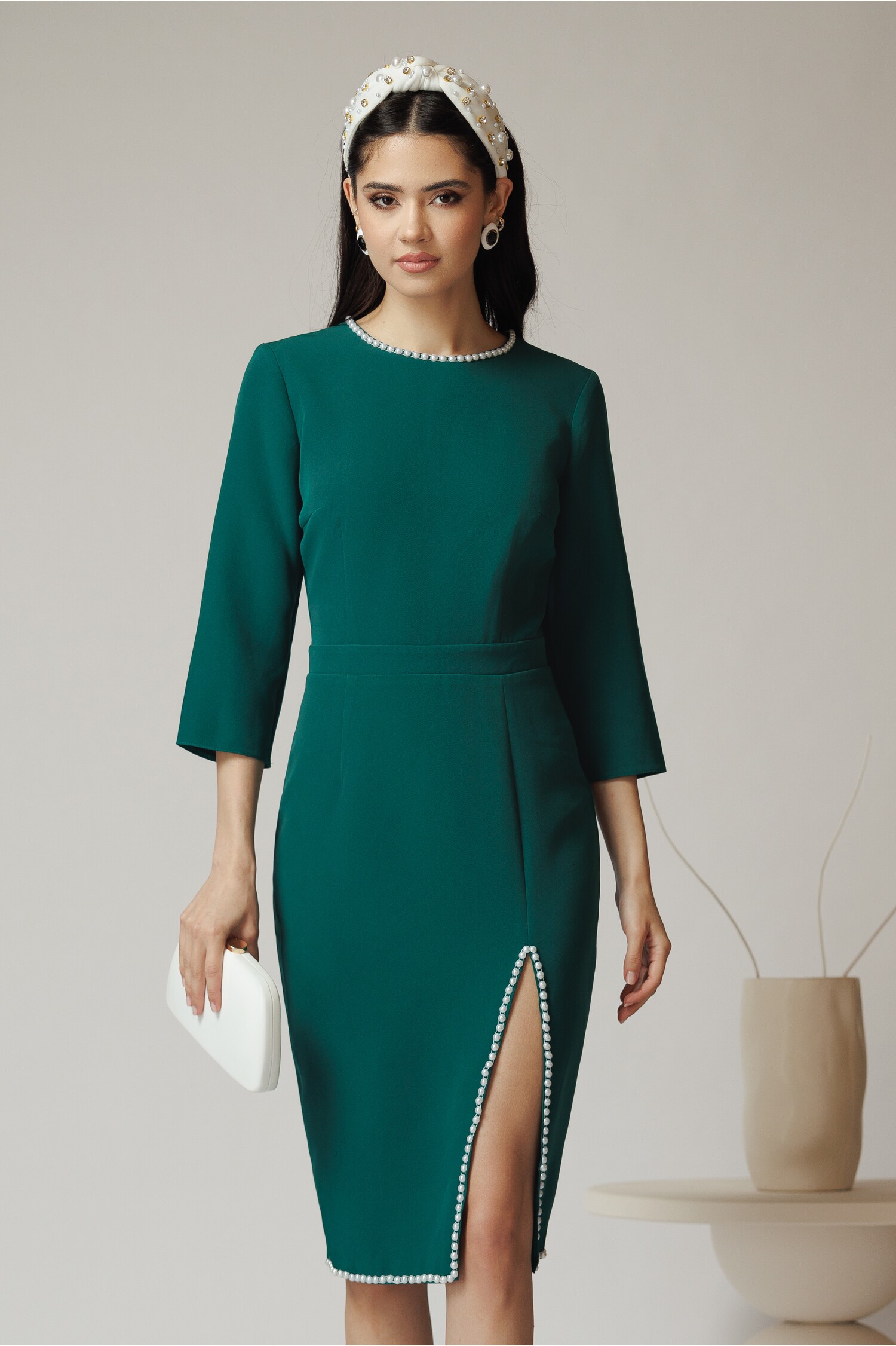 Rochie DY Fashion verde cu perle si crepeu pe fusta