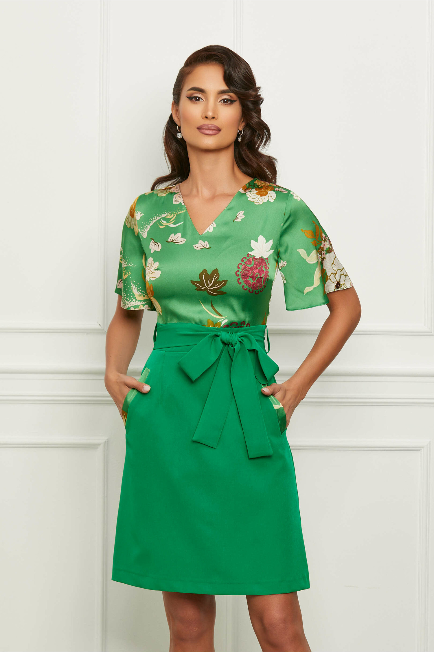 Rochie verde la bust si cordon in talie