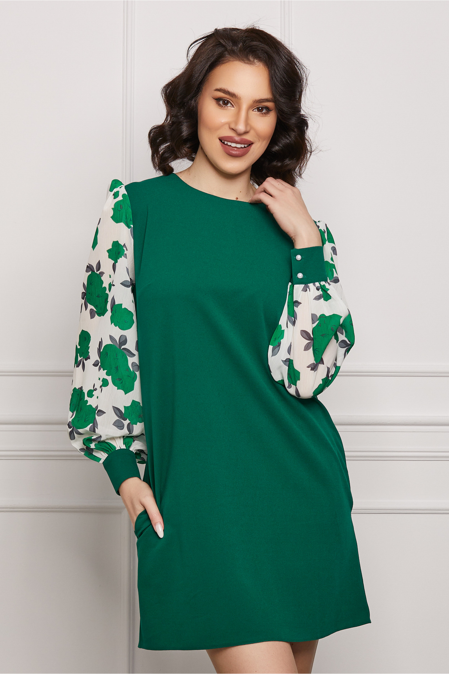 Rochie verde cu imprimeu pe maneci - Rochii-Dama.ro