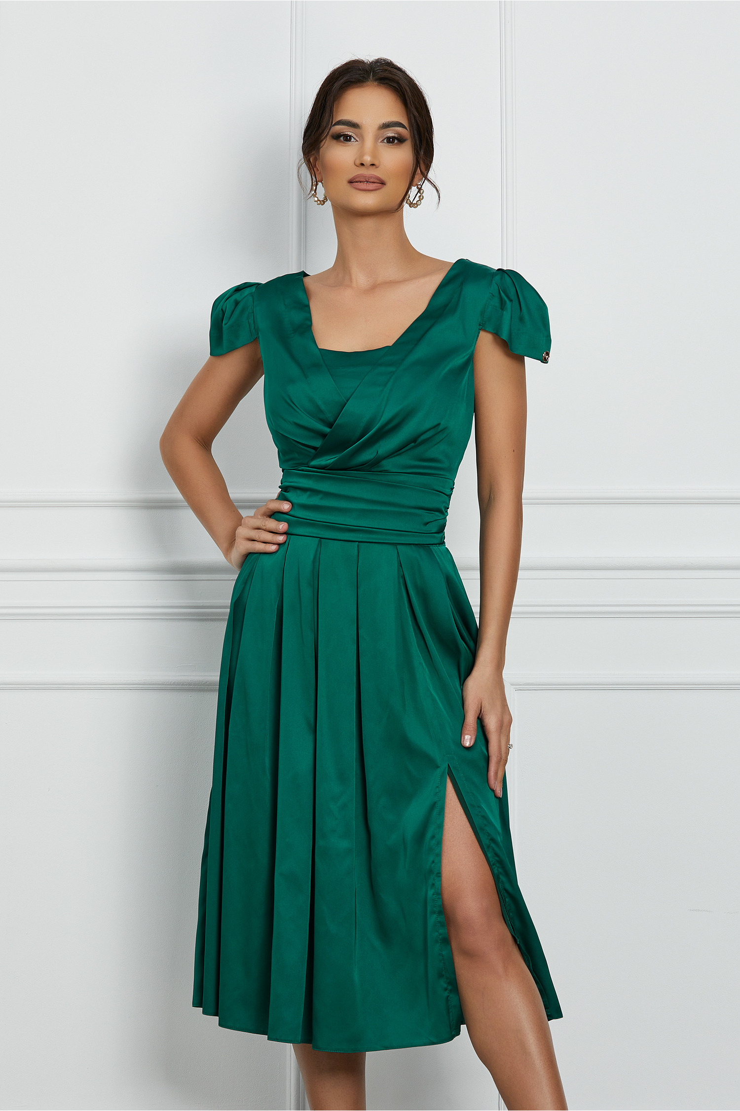 Rochie verde din satin cu pliuri pe fusta - Rochii-Dama.ro