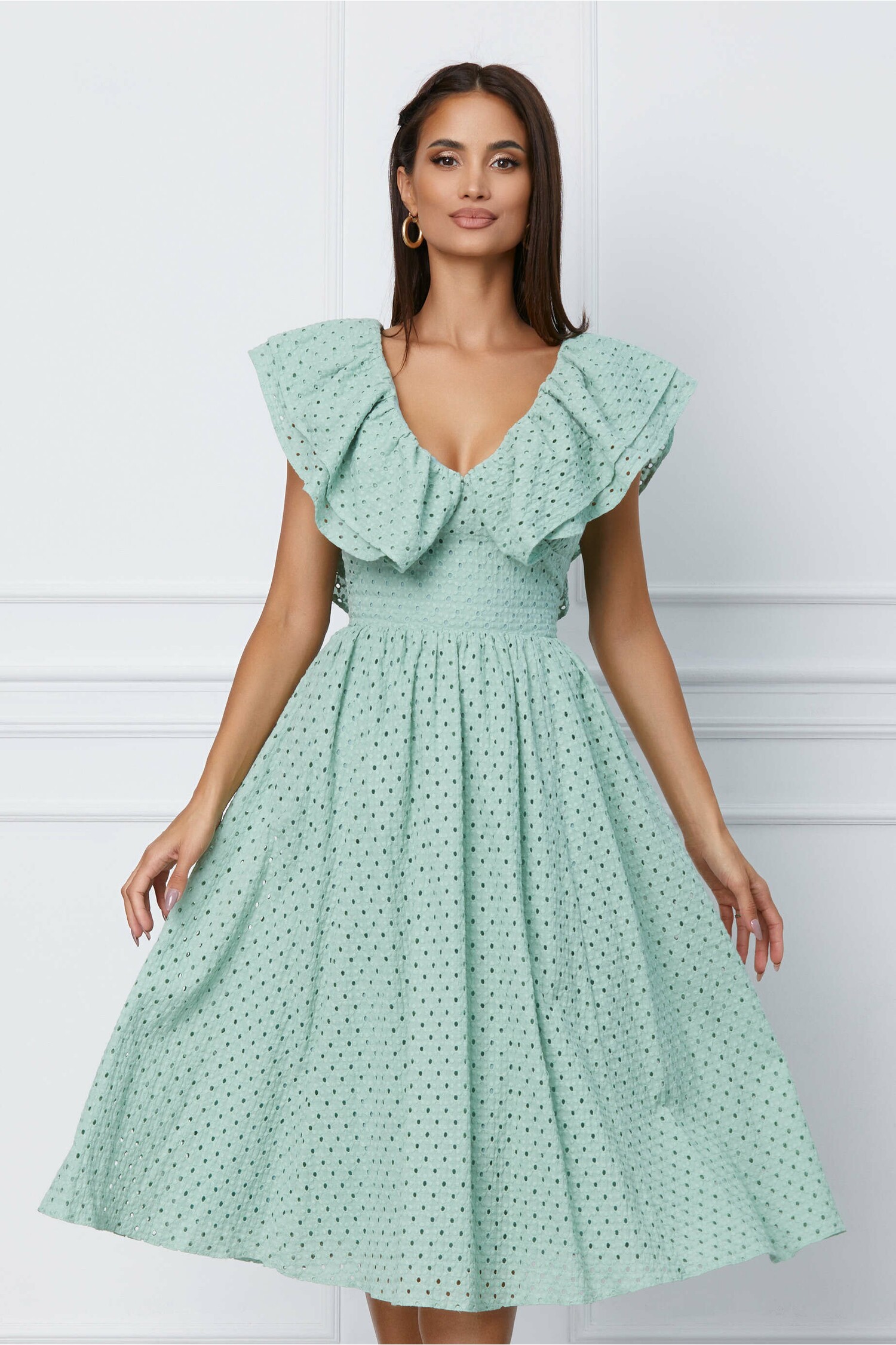 Rochie verde mint din ghipura cu volane la bust