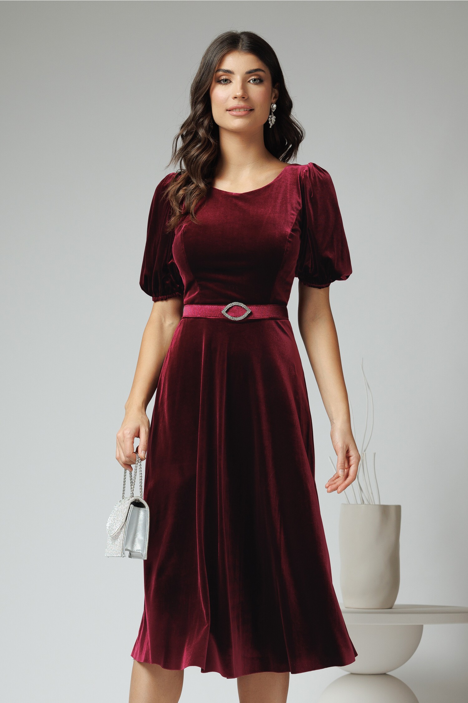 Rochie eleganta din catifea bordo cu croi clos si curea in talie