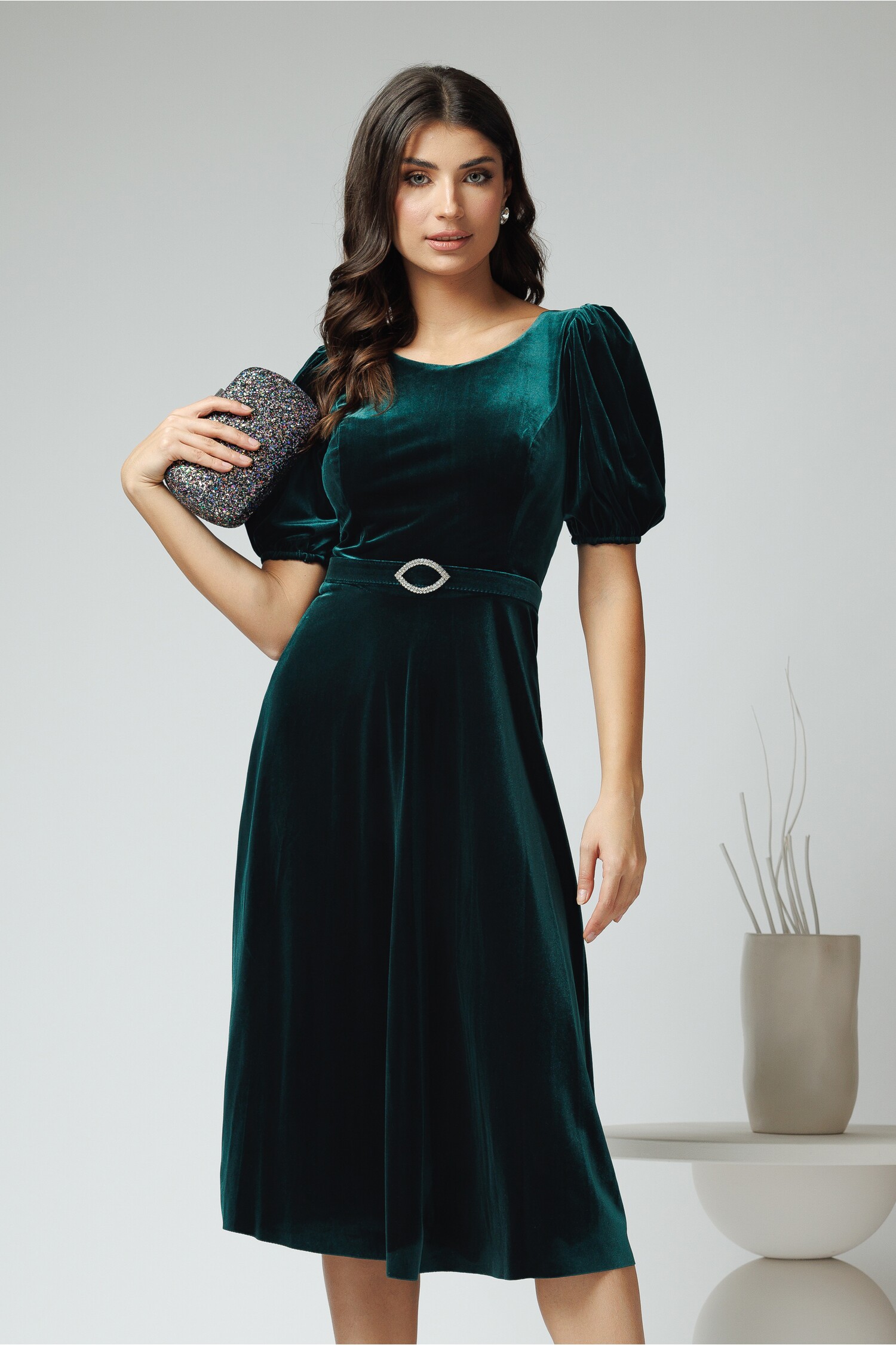 Rochie eleganta din catifea verde cu croi clos si curea in talie