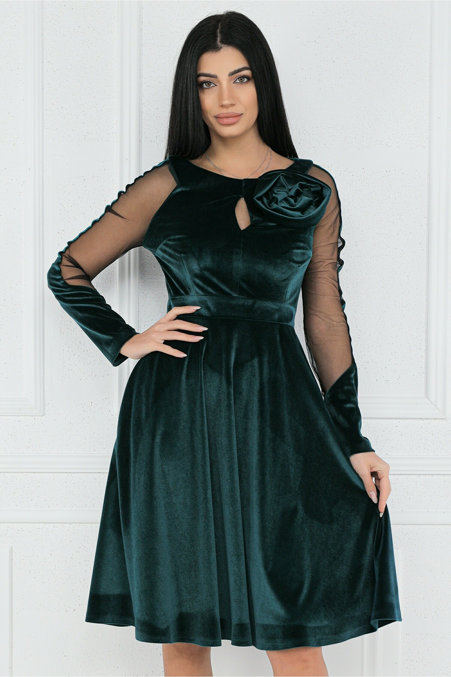 Rochie eleganta din catifea verde cu maneci din tull si floare pe bust