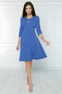 Rochie eleganta din stofa albastra cu strasuri in talie si decupaj la decolteu