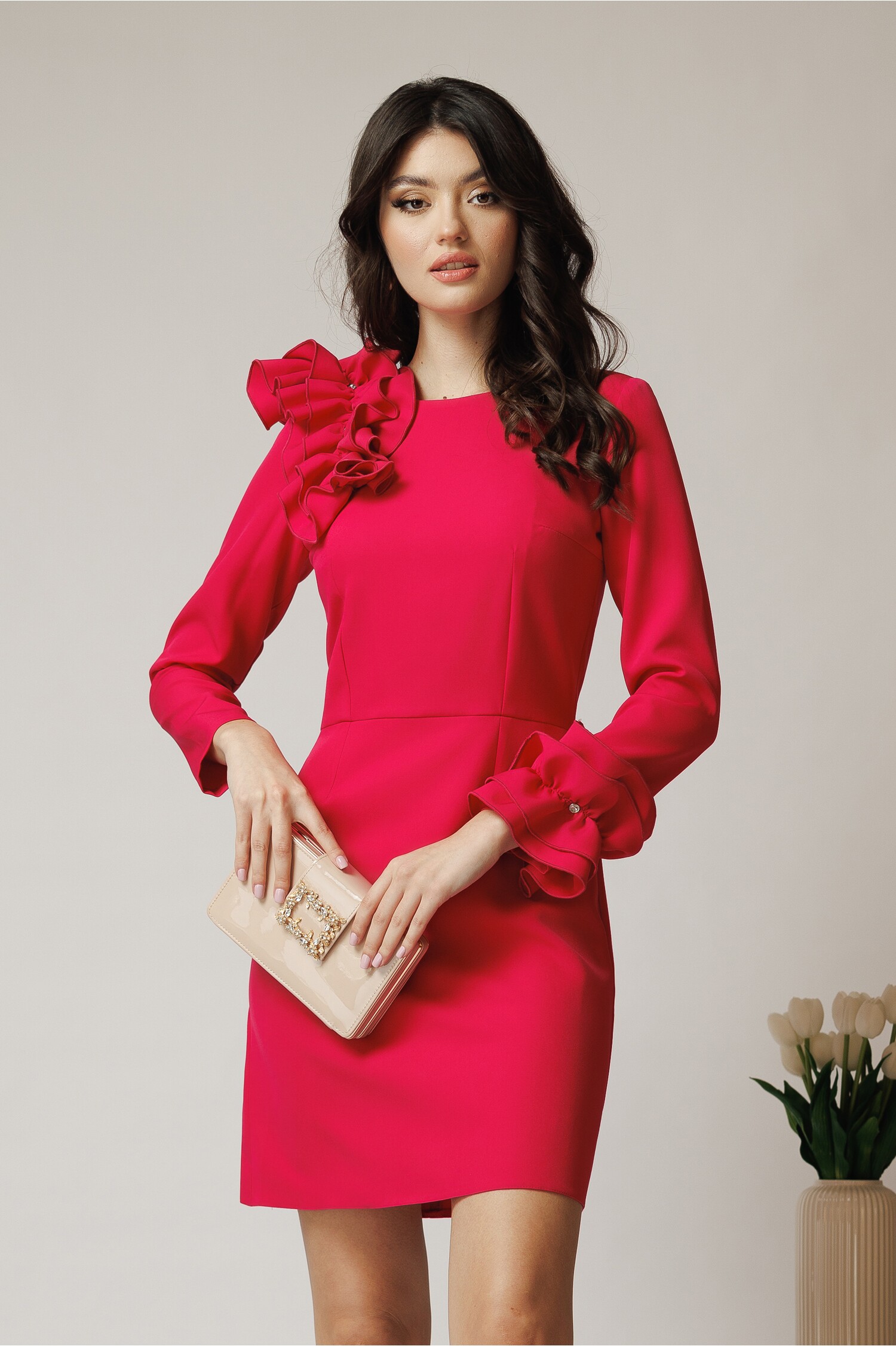 Rochie eleganta din stofa fucsia cu volan pe umar si pe maneca