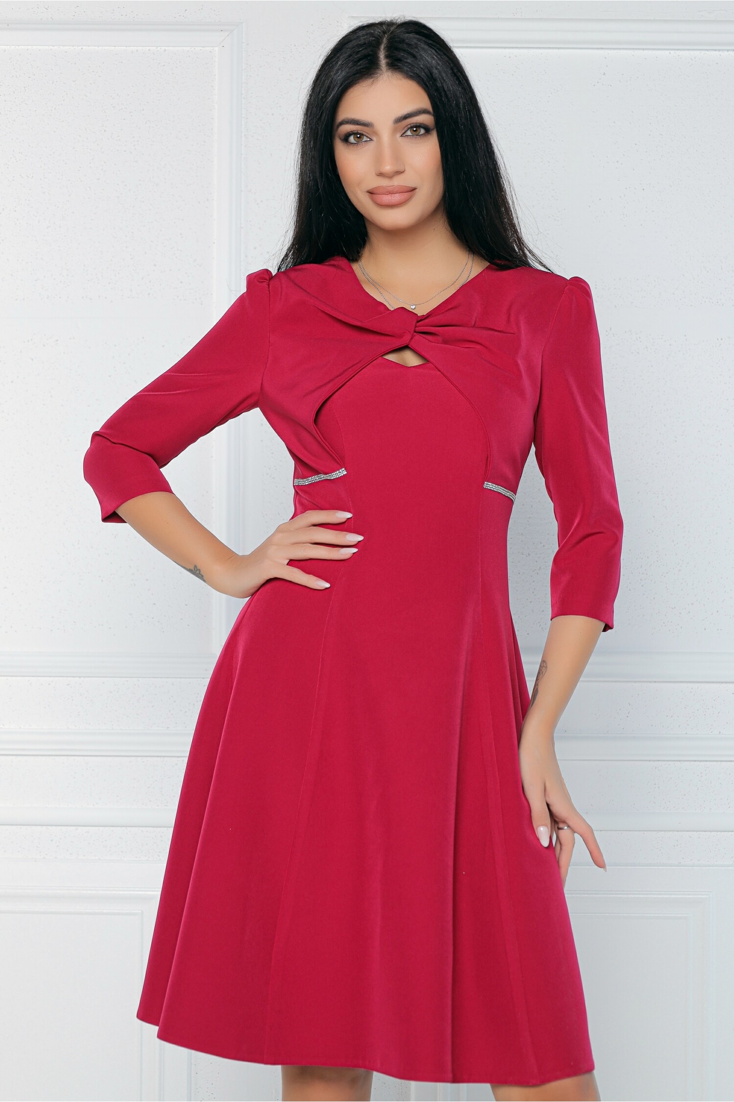 Rochie eleganta din stofa magenta cu strasuri in talie si decupaj la decolteu