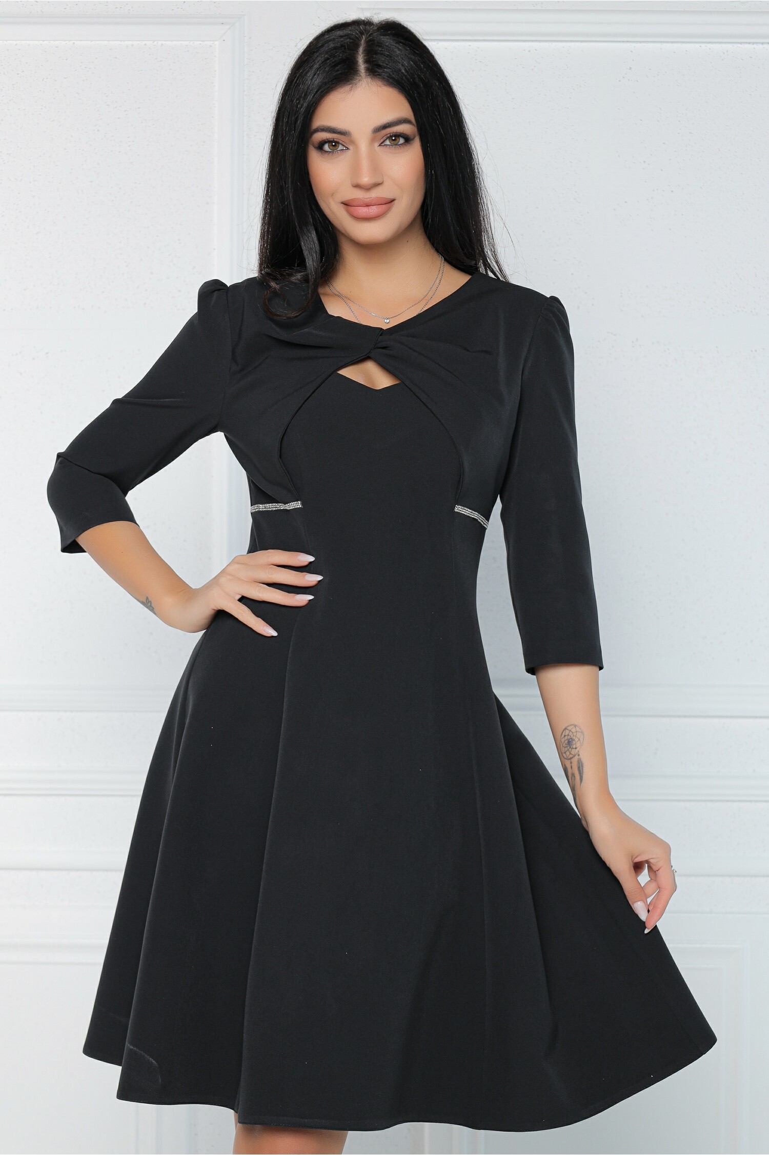 Rochie eleganta din stofa neagra cu strasuri in talie si decupaj la decolteu