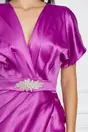 Rochie eleganta magenta petrecuta cu aplicatie in talie