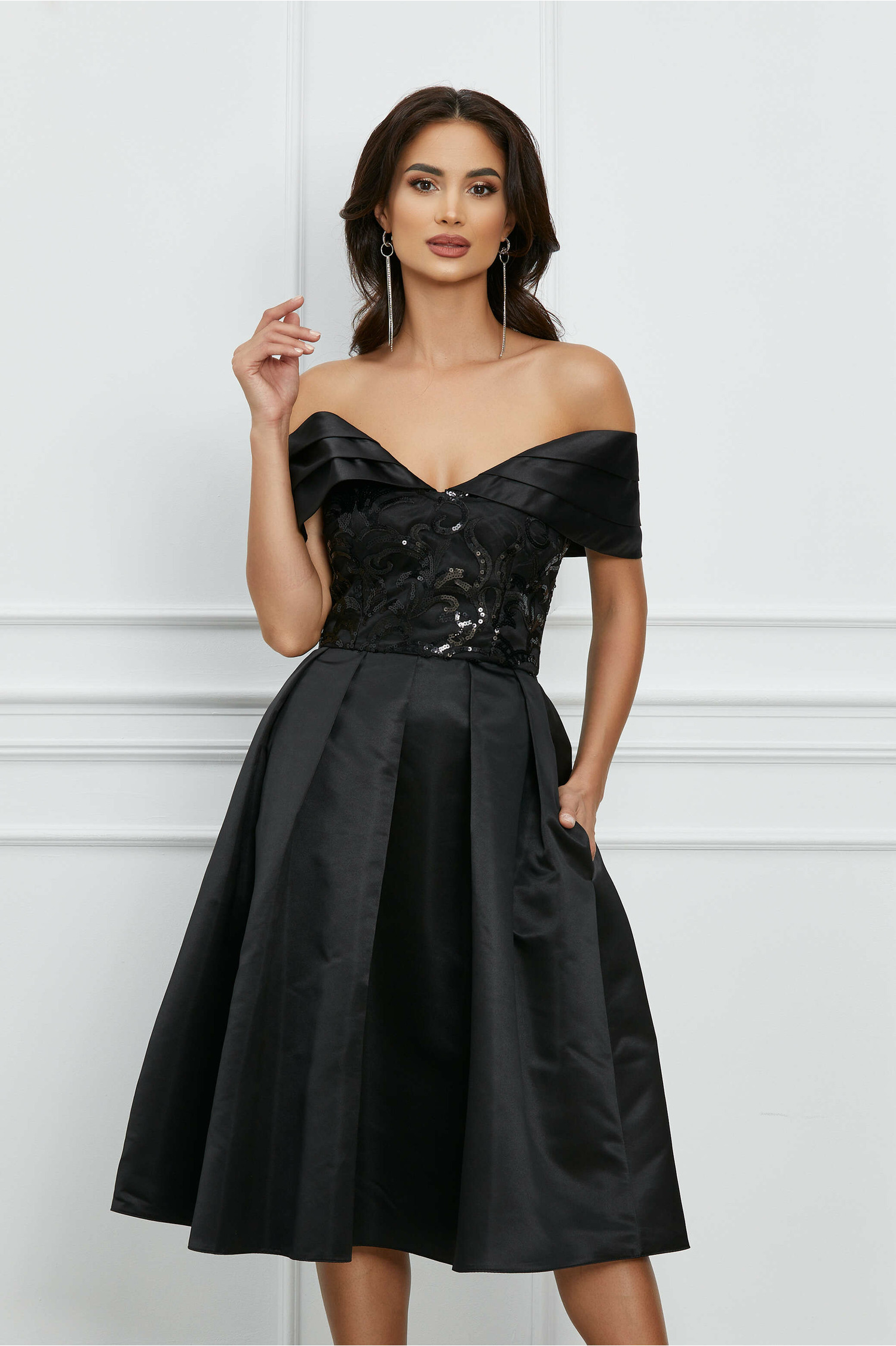 Rochie eleganta neagra cu umeri goi si paiete pe bust