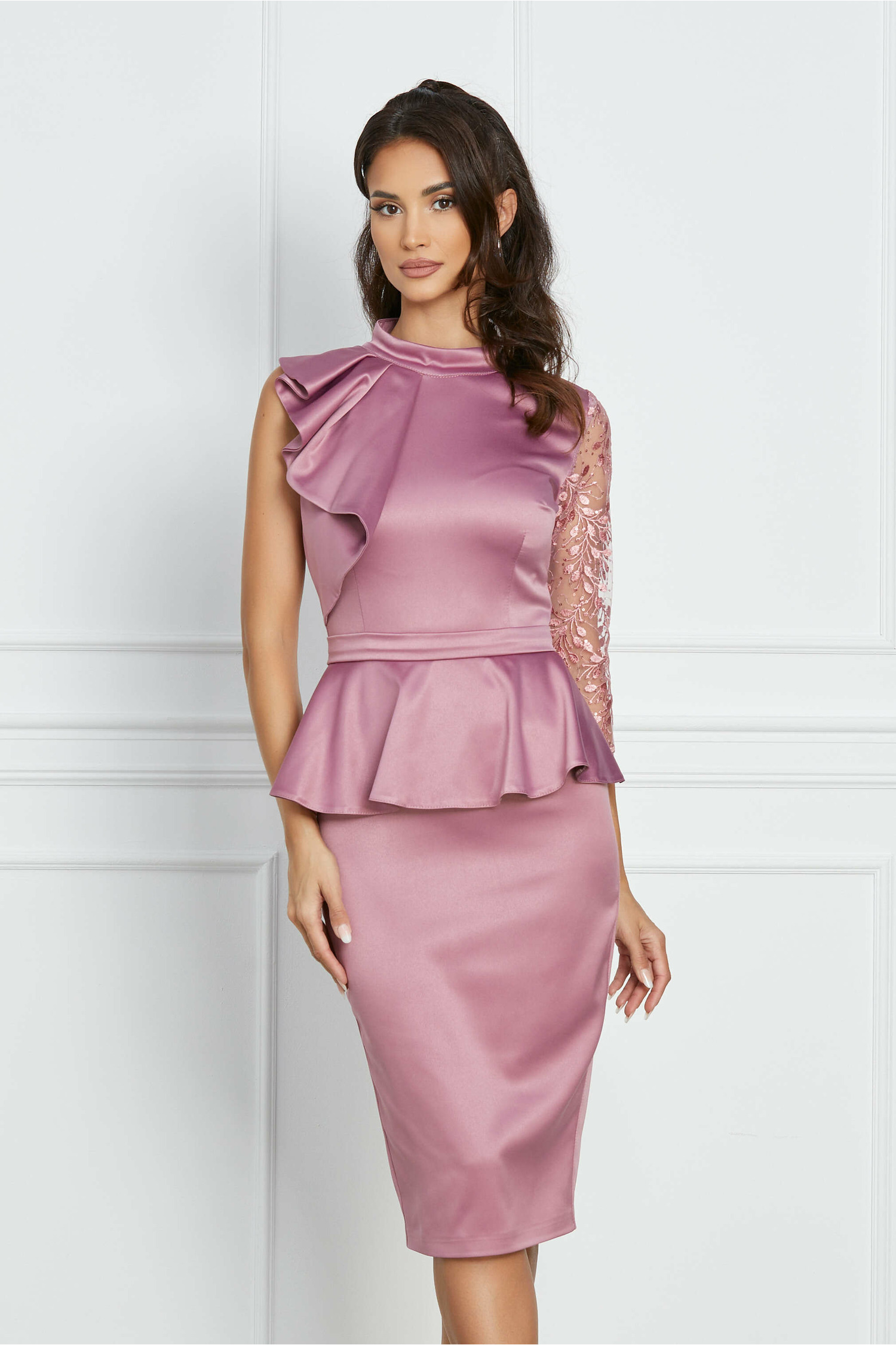 Rochie eleganta roz cu o maneca din dantela si peplum in talie