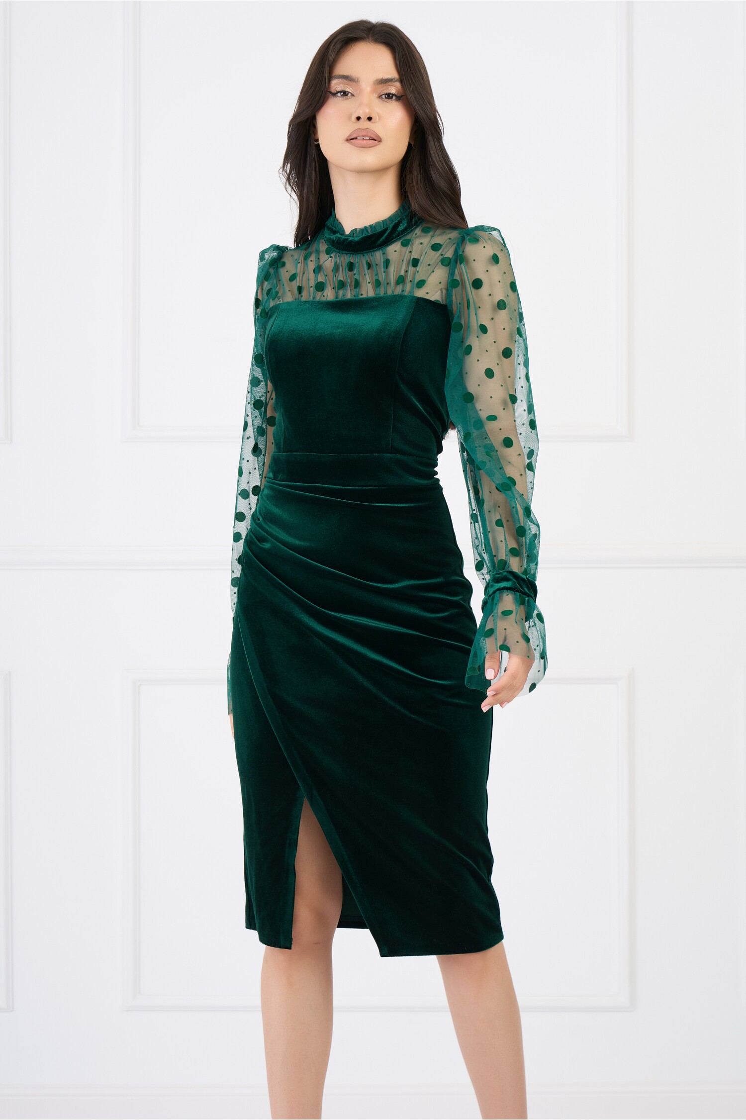 Rochie Ella Collection Adena eleganta din catifea verde cu tull si buline pe maneci