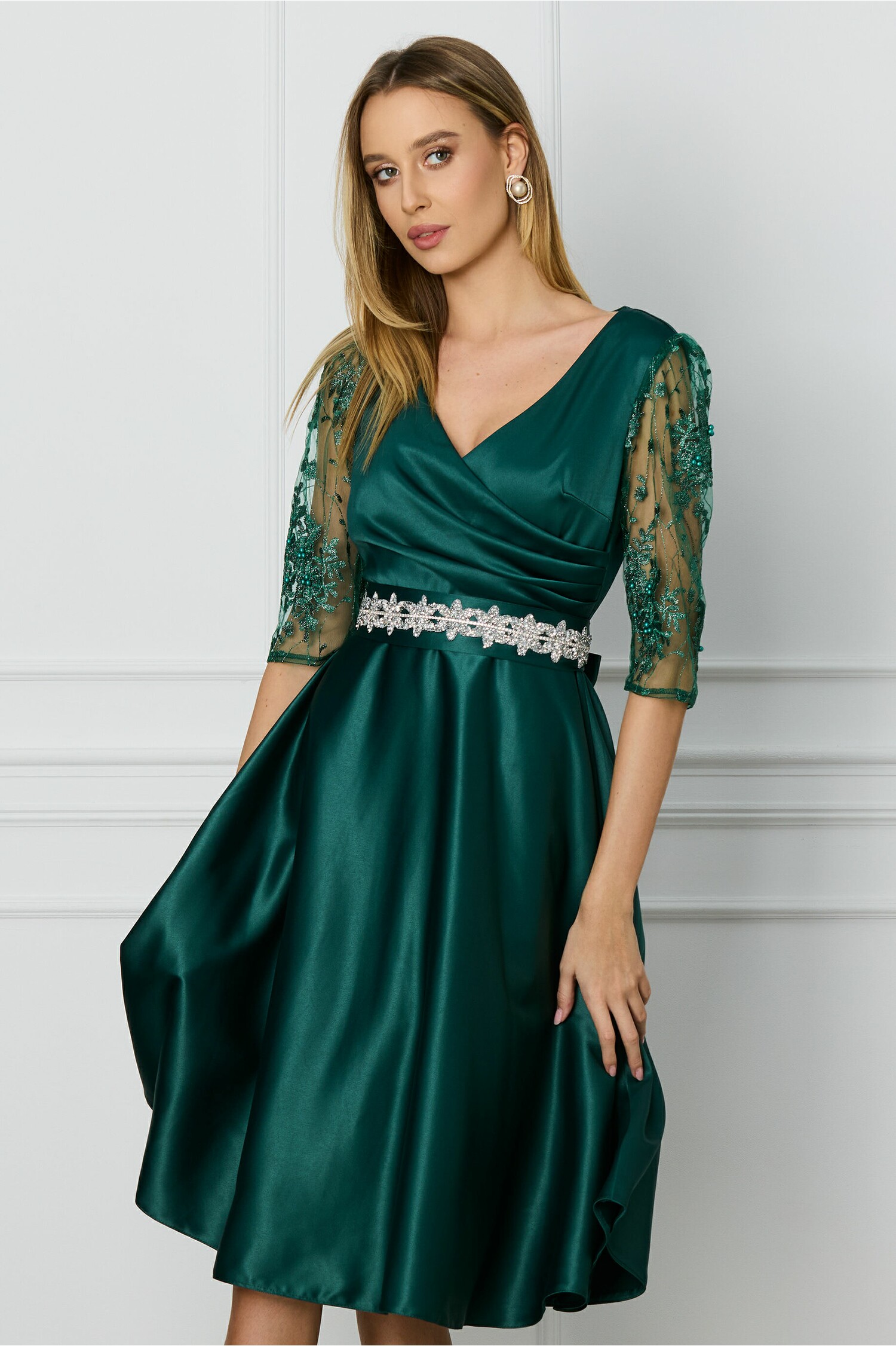 Rochie din dantela verde cu dantela si paiete si cordon in talie