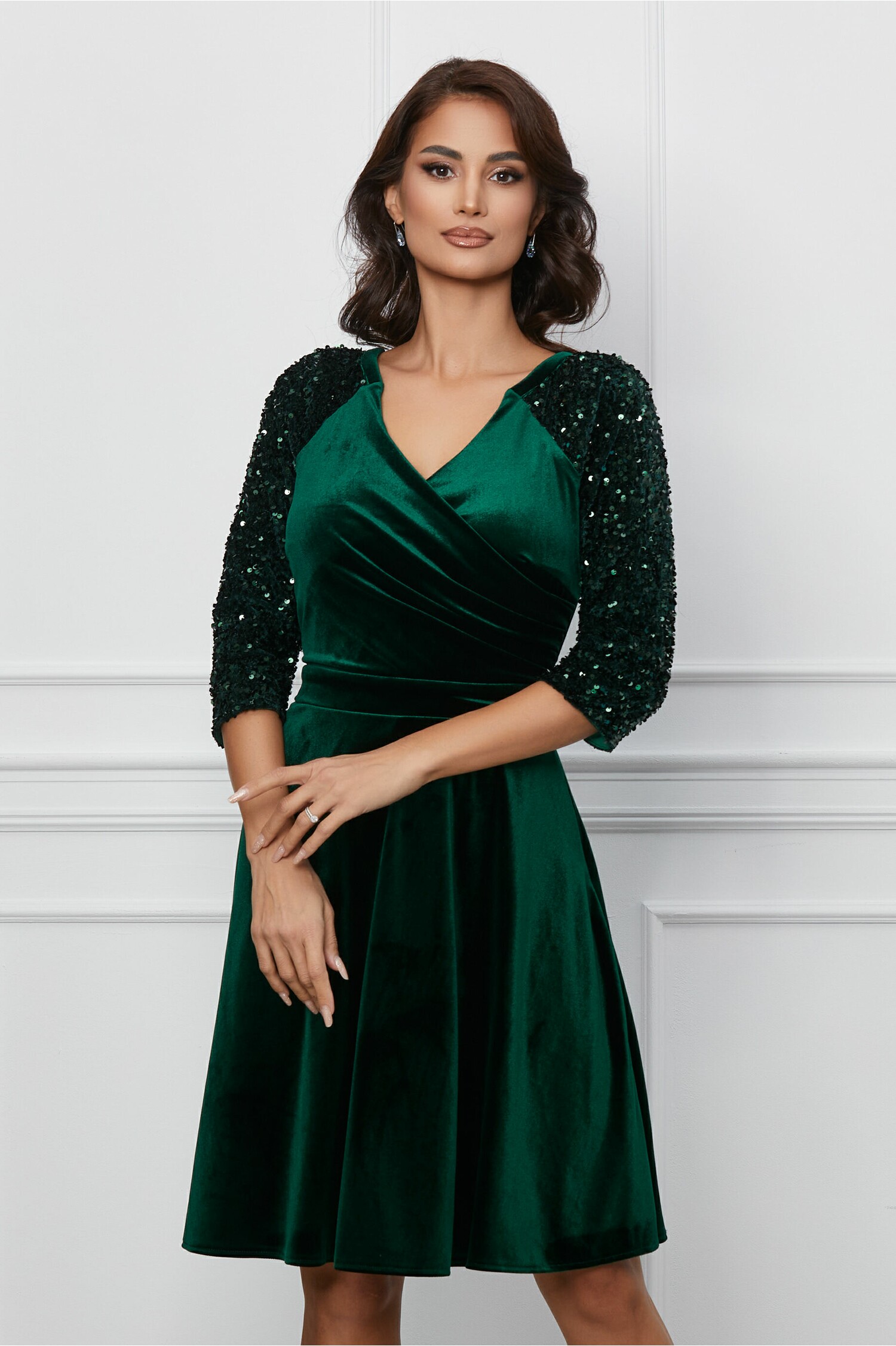 Rochie Ella Collection Sandi verde din catifea cu paiete pe maneci