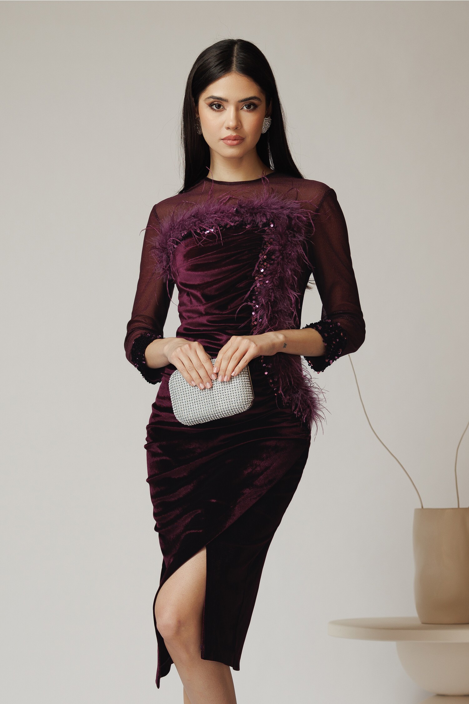 Rochie Ella Collection Savannah din catifea mov cu pene si paiete